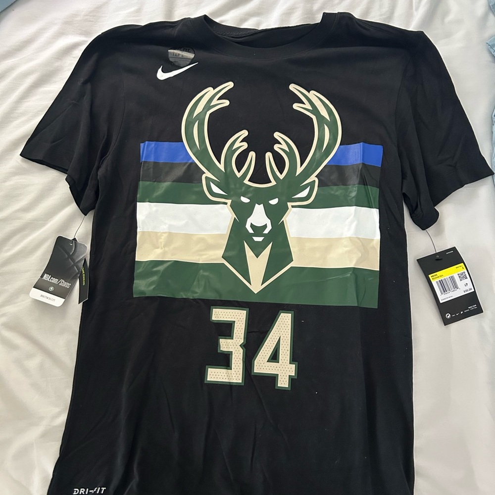 Nike Men's Giannis Antetokounmpo Milwaukee Bucks Statement T-Shirt